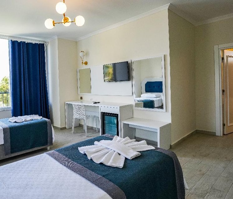 FAMILY ROOM POOL VIEW Room