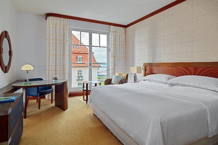 DOUBLE DELUXE KING BED Room