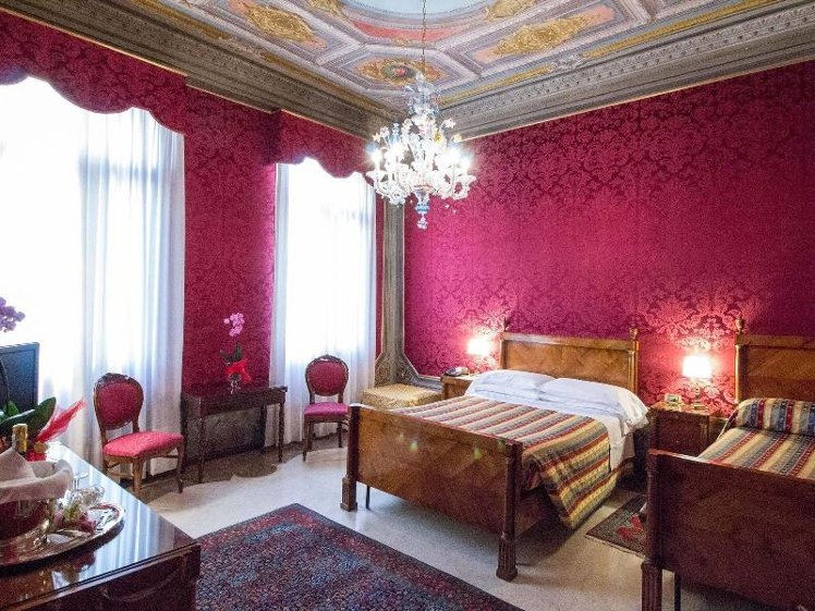 JUNIOR SUITE QUEEN SIZE BED Room
