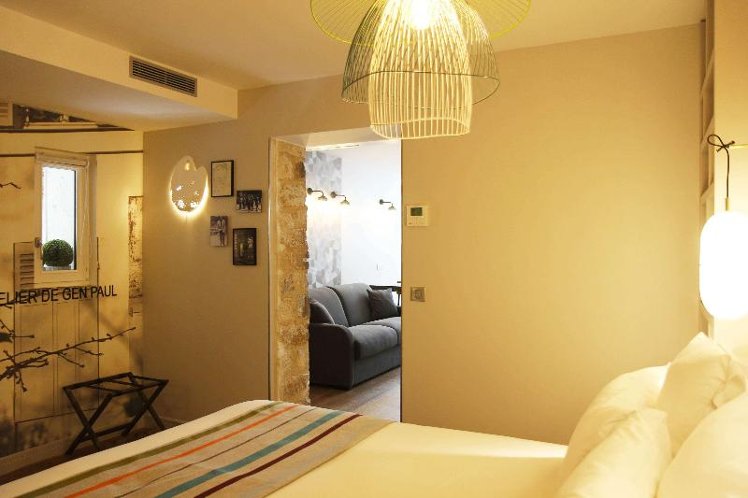 APARTMENT KING SIZE BED Room