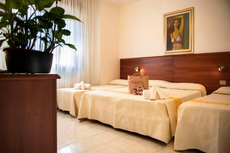 TRIPLE STANDARD Room