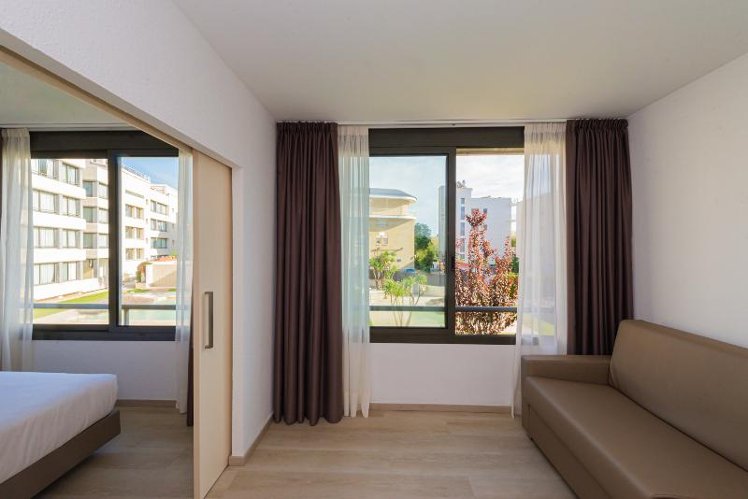 STUDIO POOL VIEW Room