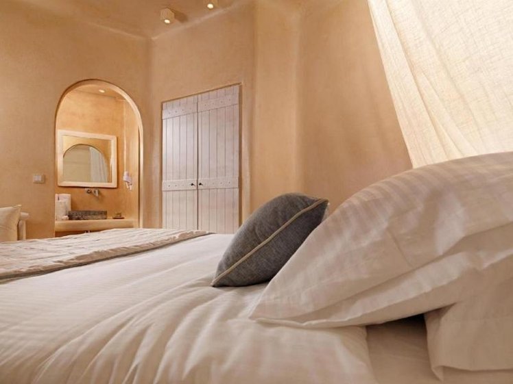 VILLA POOL VIEW KING BED Room