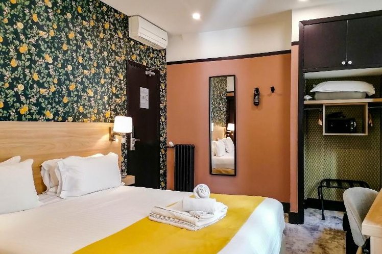 DOUBLE SUPERIOR QUEEN BED Room