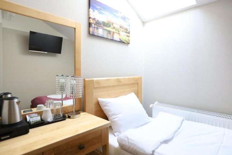 SINGLE BASIC Room