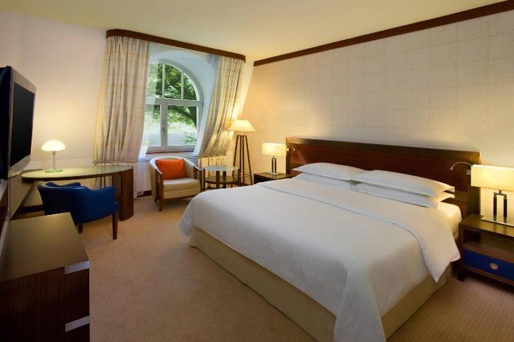 DOUBLE SUPERIOR KING BED Room