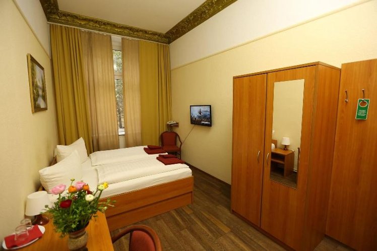 DOUBLE QUEEN SIZE BED Room