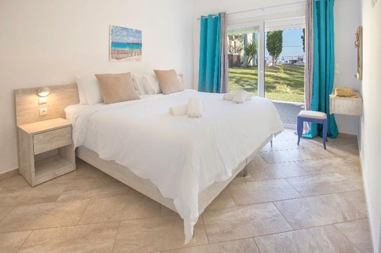 SUITE ONE BEDROOM ONE BATHROOM Room