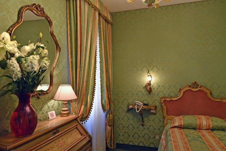 SINGLE STANDARD Room