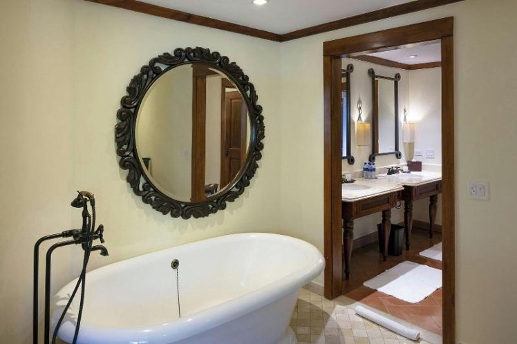 SUITE GARDEN VIEW KING BED Room