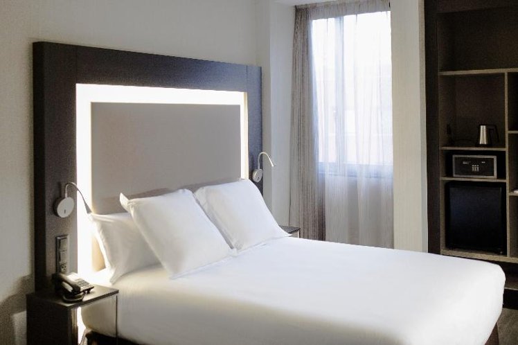 DOUBLE QUEEN SIZE BED Room