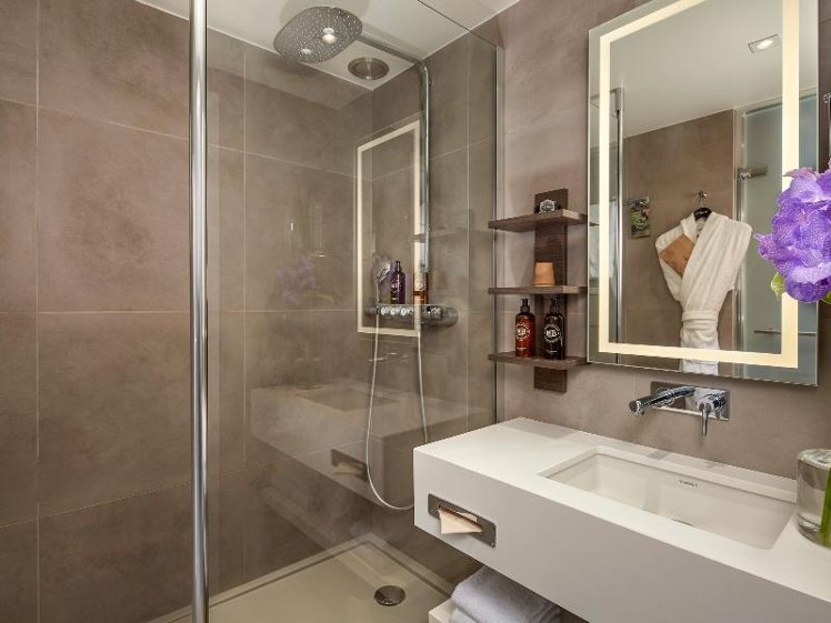 DOUBLE EXECUTIVE QUEEN BED Room