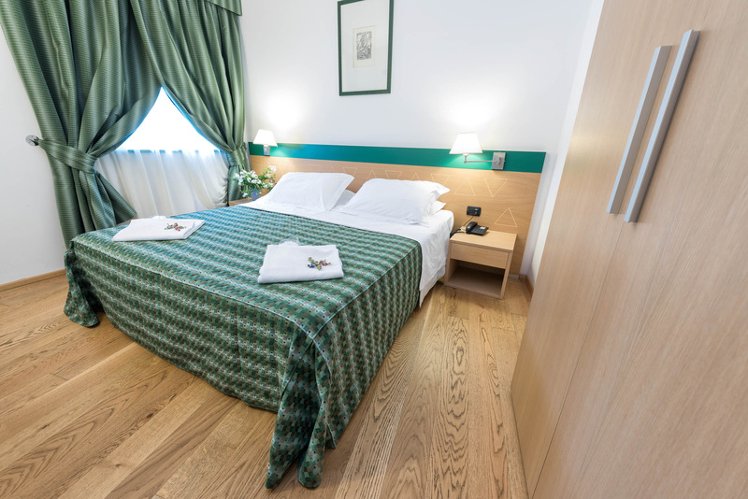 DOUBLE SINGLE USE STANDARD Room