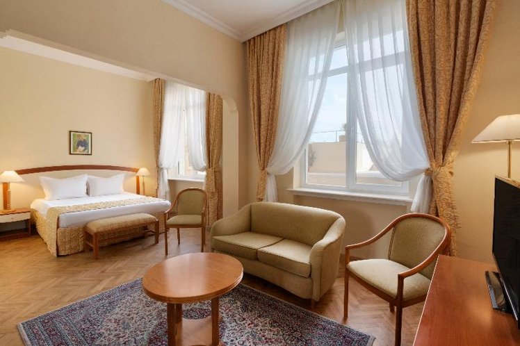 SINGLE KING SIZE BED Room