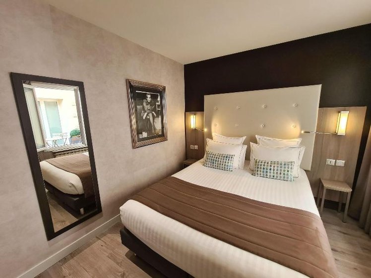 DOUBLE TWO BEDS Room