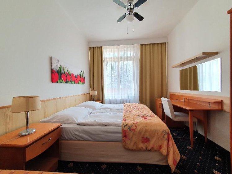 DOUBLE WITH SHARED BATHROOM Room