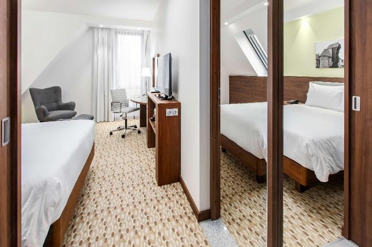 DOUBLE QUEEN SIZE BED Room