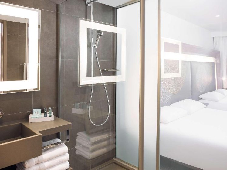 DOUBLE CLASSIC QUEEN BED Room