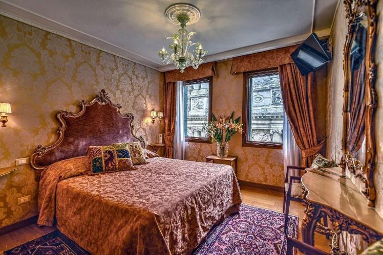 DOUBLE SUPERIOR QUEEN BED Room