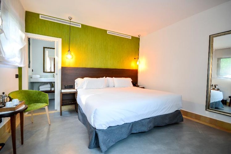 DOUBLE PREMIUM KING BED Room