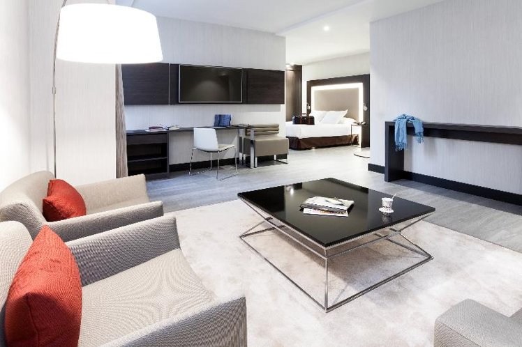DOUBLE EXECUTIVE QUEEN BED Room