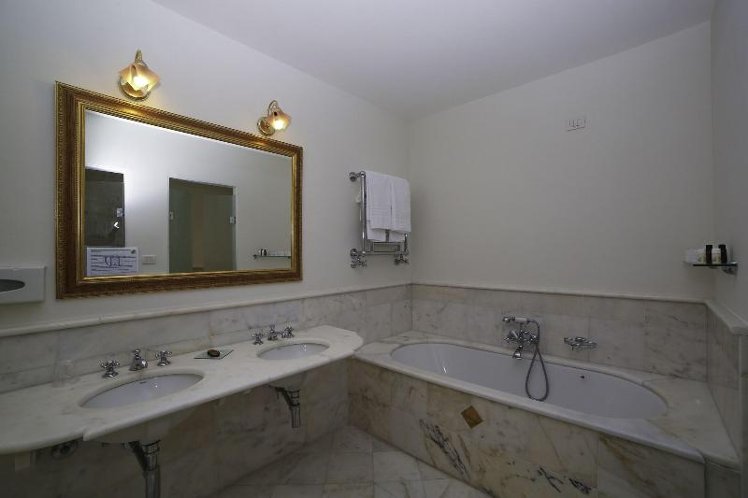 DOUBLE DELUXE QUEEN BED Room
