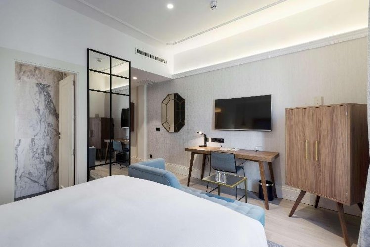 DOUBLE DELUXE KING BED Room
