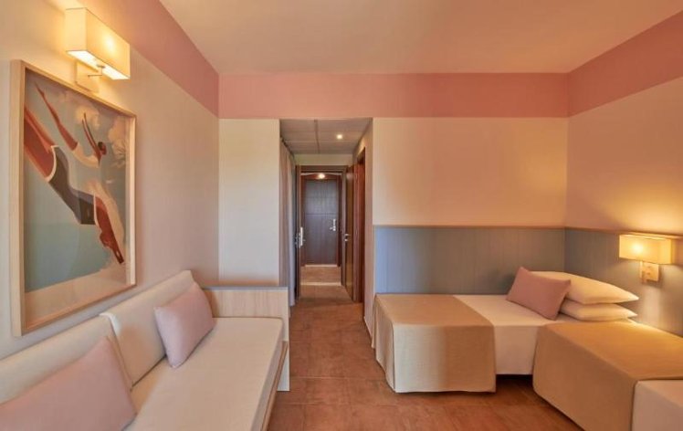 FAMILY ROOM WITH BALCONY Room