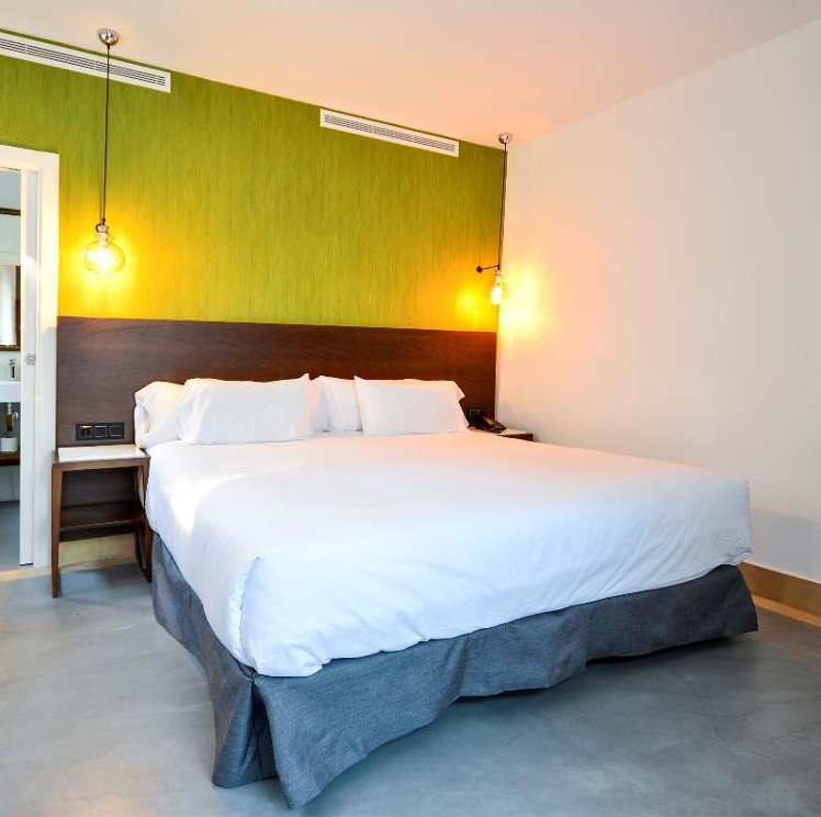 DOUBLE PREMIUM KING BED Room