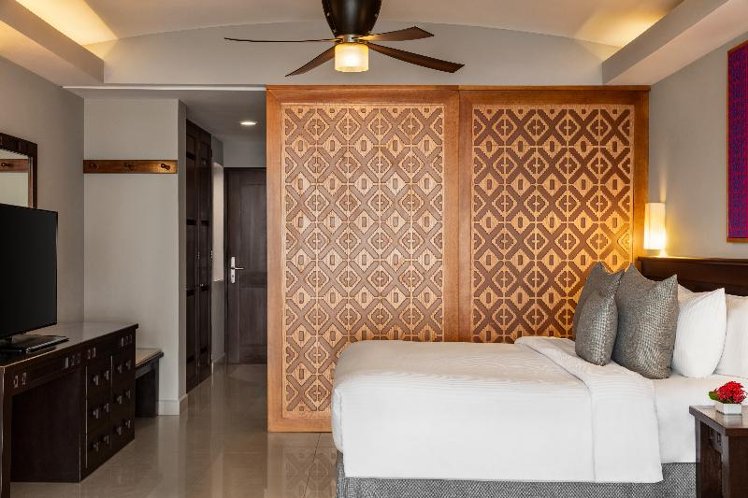 JUNIOR SUITE CLUB KING BED Room