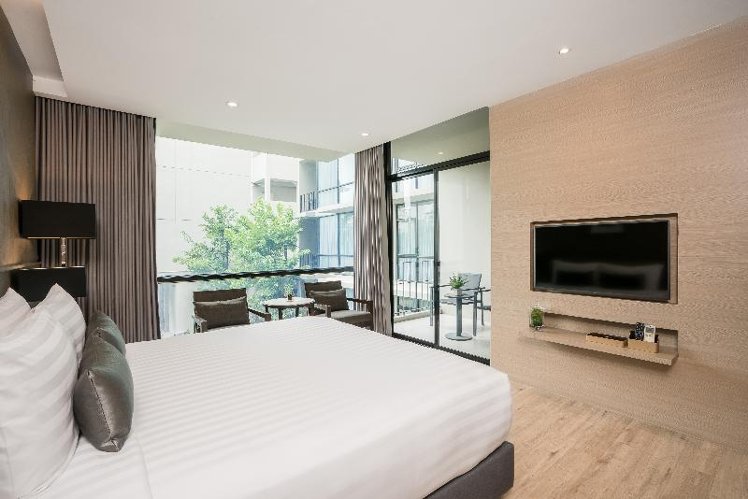 DOUBLE DELUXE POOL VIEW Room