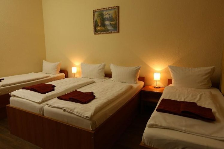QUADRUPLE THREE BEDS Room