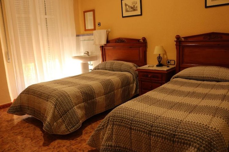 DOUBLE SINGLE USE Shared internal bathroom Room