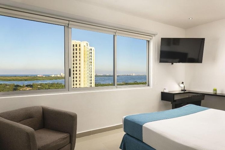 DOUBLE SEA VIEW KING BED Room