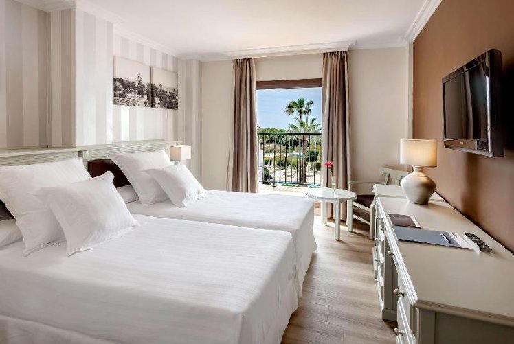 FAMILY ROOM POOL VIEW Room