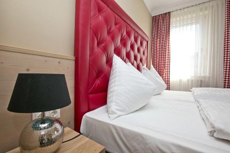 DOUBLE QUEEN SIZE BED Room