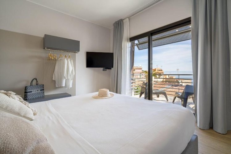 DOUBLE QUEEN SIZE BED Room