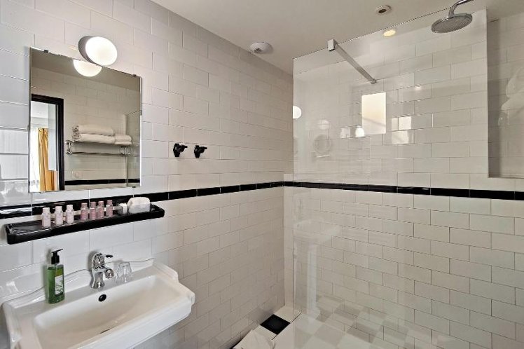 STUDIO EXECUTIVE QUEEN BED Room