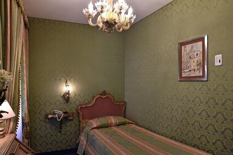 SINGLE STANDARD Room