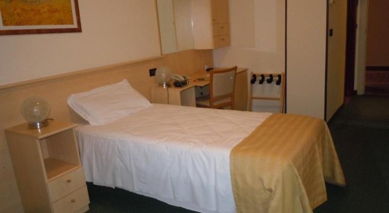 SINGLE STANDARD Room