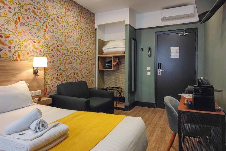 DOUBLE SUPERIOR QUEEN BED Room