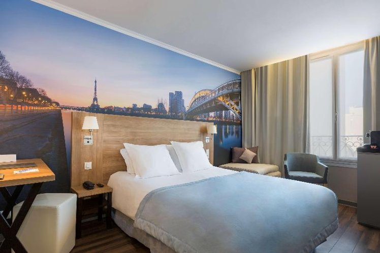 DOUBLE QUEEN SIZE BED Room