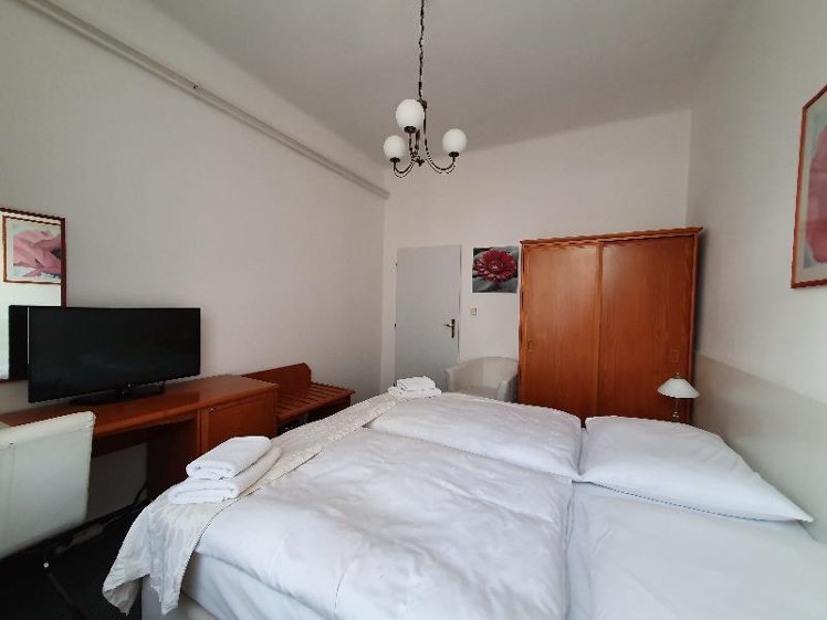 DOUBLE WITH SHARED BATHROOM Room