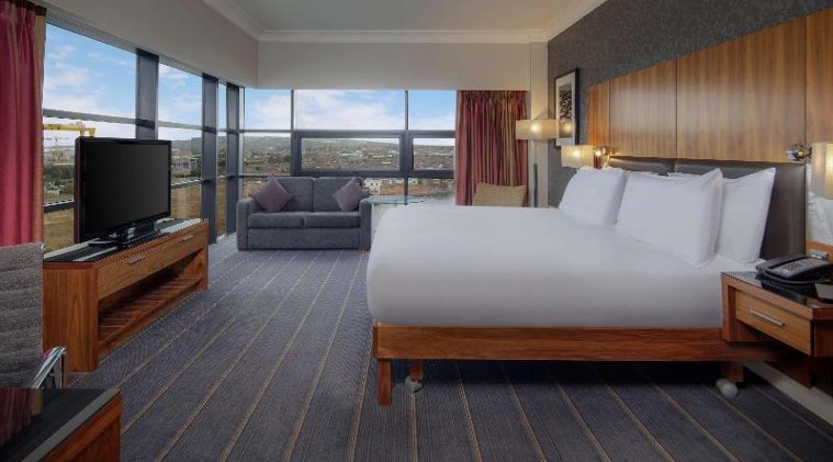 STUDIO KING SIZE BED Room