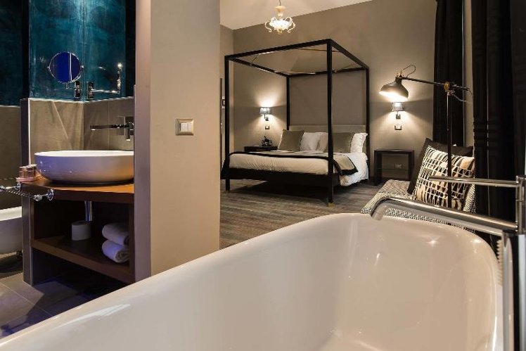 DOUBLE DELUXE QUEEN BED Room