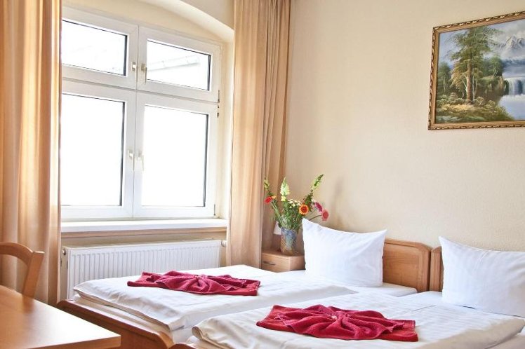 DOUBLE QUEEN SIZE BED Room