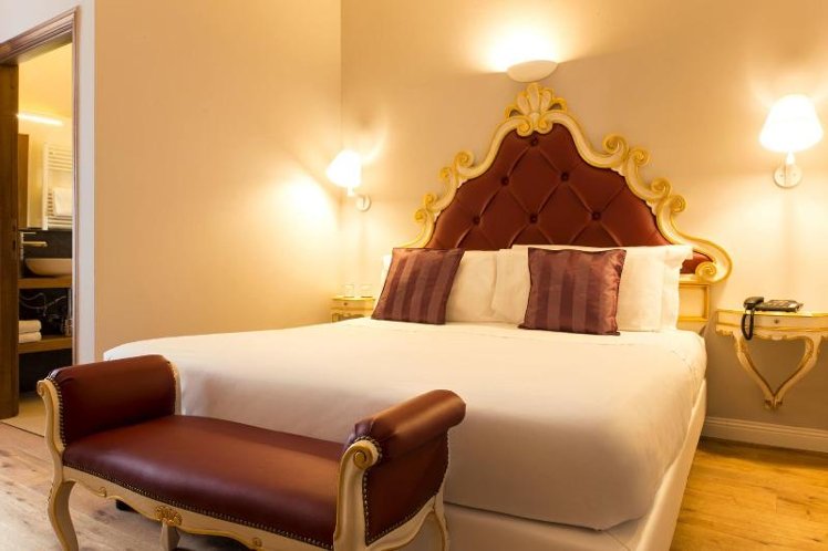 DOUBLE QUEEN SIZE BED Room