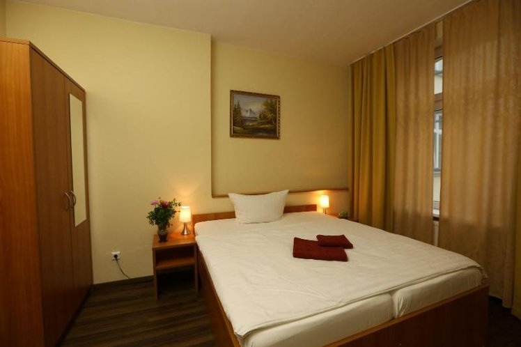 DOUBLE QUEEN SIZE BED Room