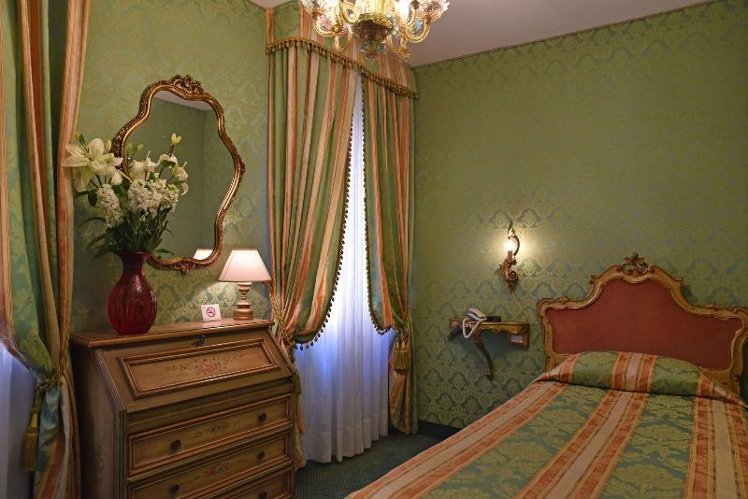 SINGLE STANDARD Room