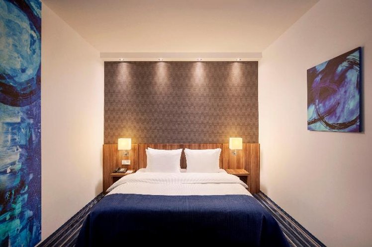 DOUBLE QUEEN SIZE BED Room